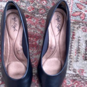 Black pumps size 6,